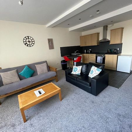 2 Large Bedroom Apartment- Wifi & Parking Fleetwood Esterno foto