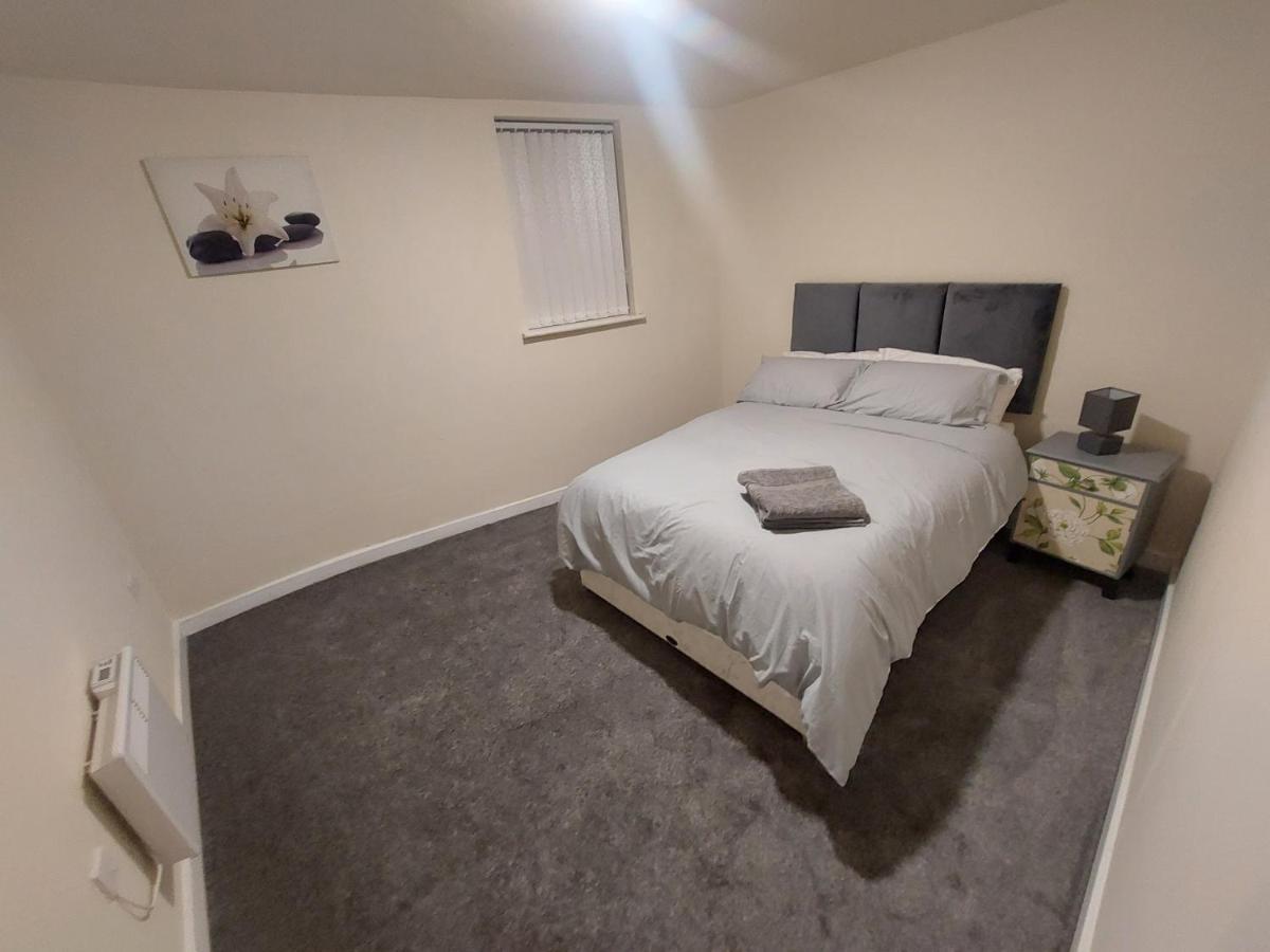 2 Large Bedroom Apartment- Wifi & Parking Fleetwood Esterno foto